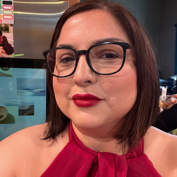 Meet your Posher, Jessica. I’m an ER nurse that likes to thrift. - Picture 3 of 7